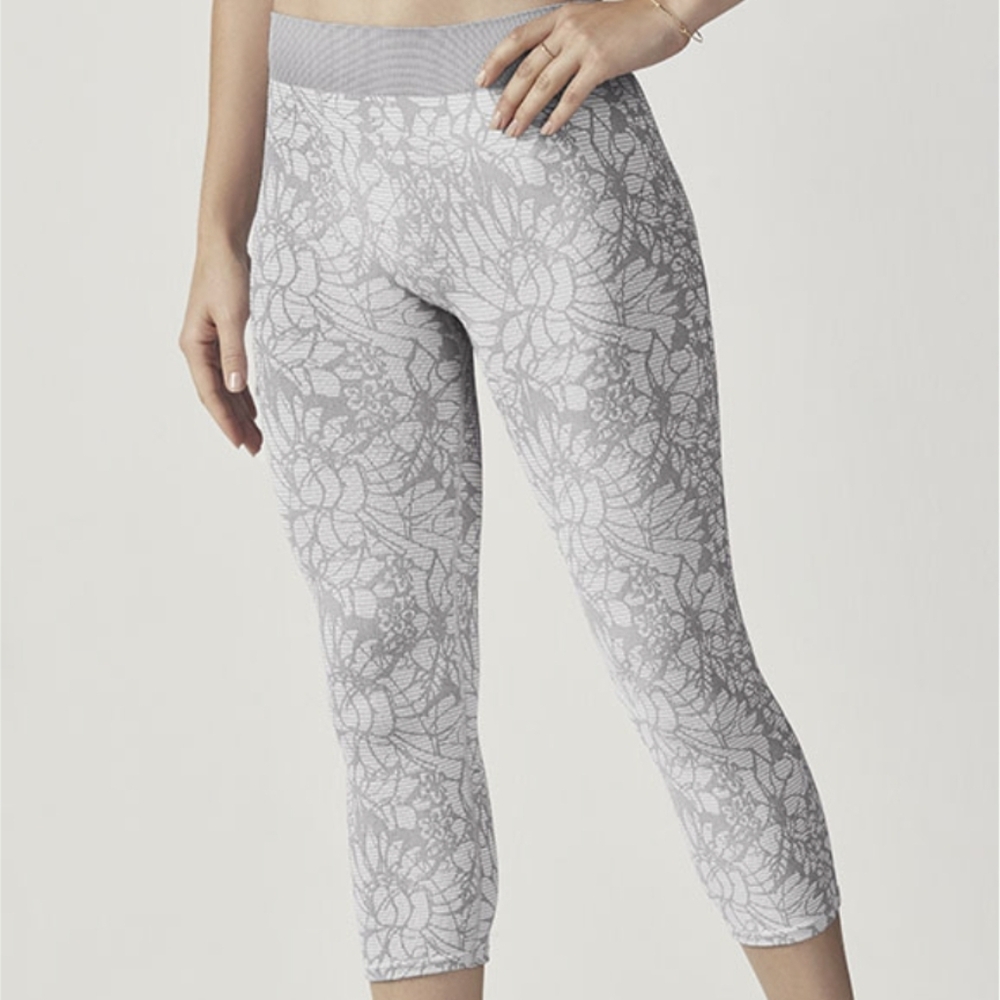 Fabletics Seamless Printed Capri in Stone/White Jaquard Size Small
